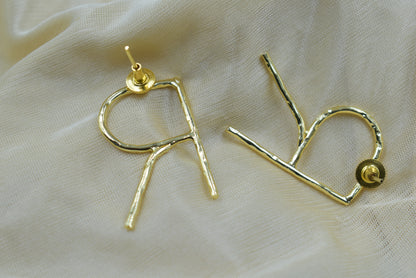 A pair oF alphabet goldplated brass stud earing