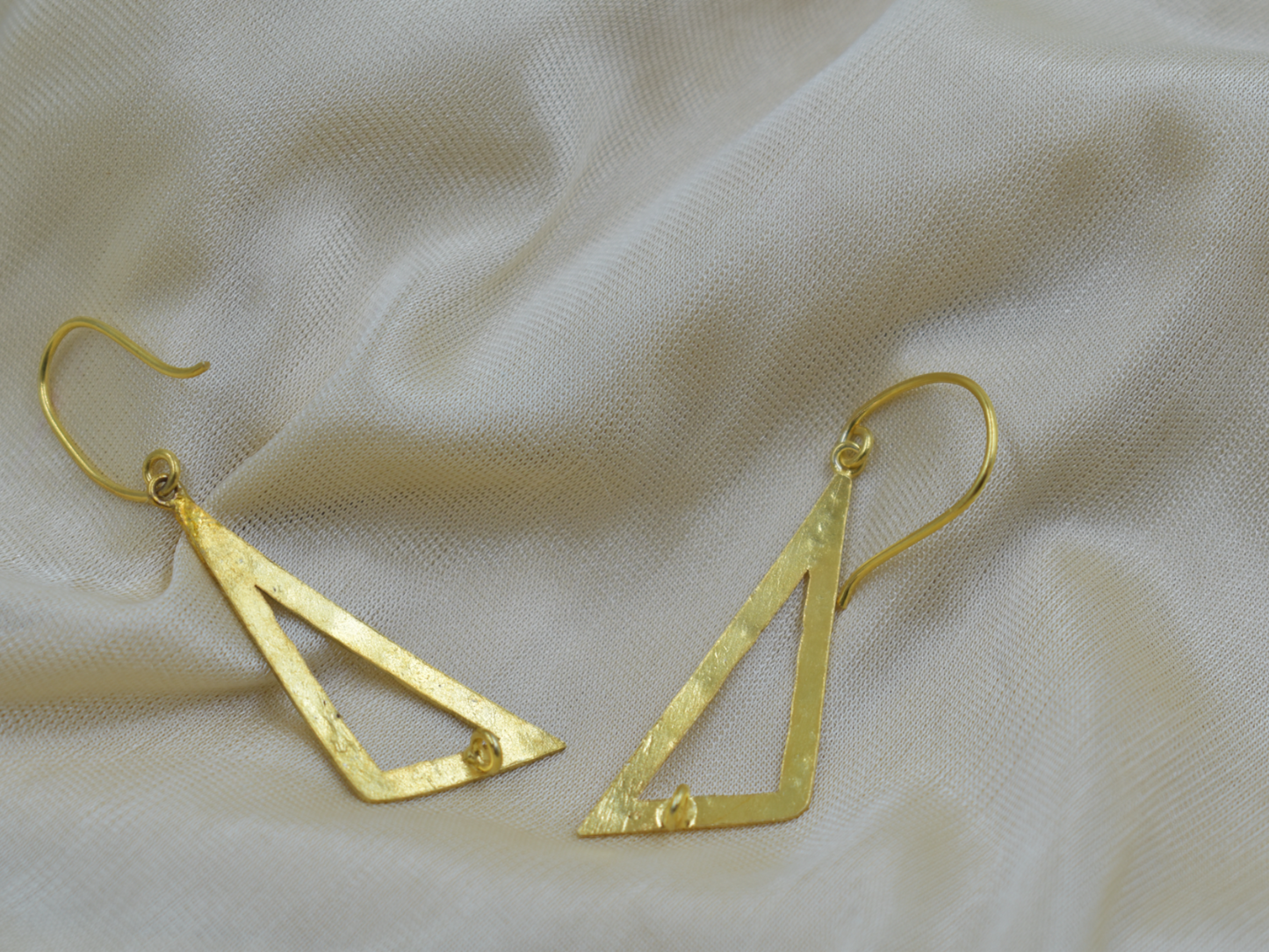 Goldplated brass matte dangle earing