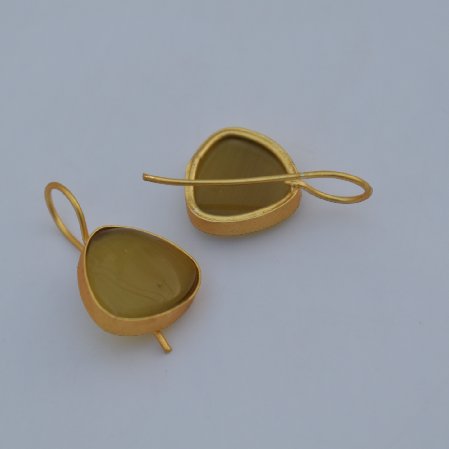 Goldplated stone dangle earing