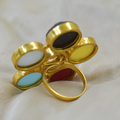 A piece of goldplated flower stone ring