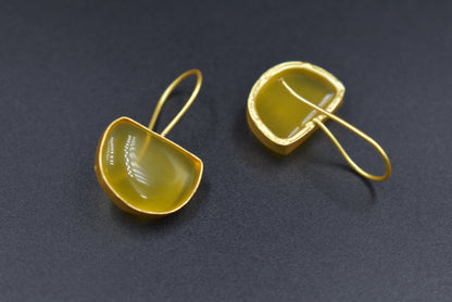 A pair of goldplated stone dangle earing