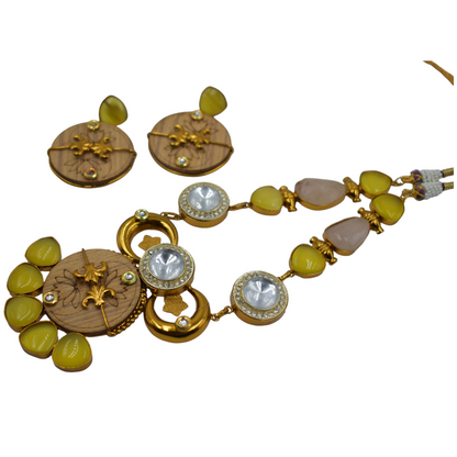 A set of goldplated wooden stone necklace