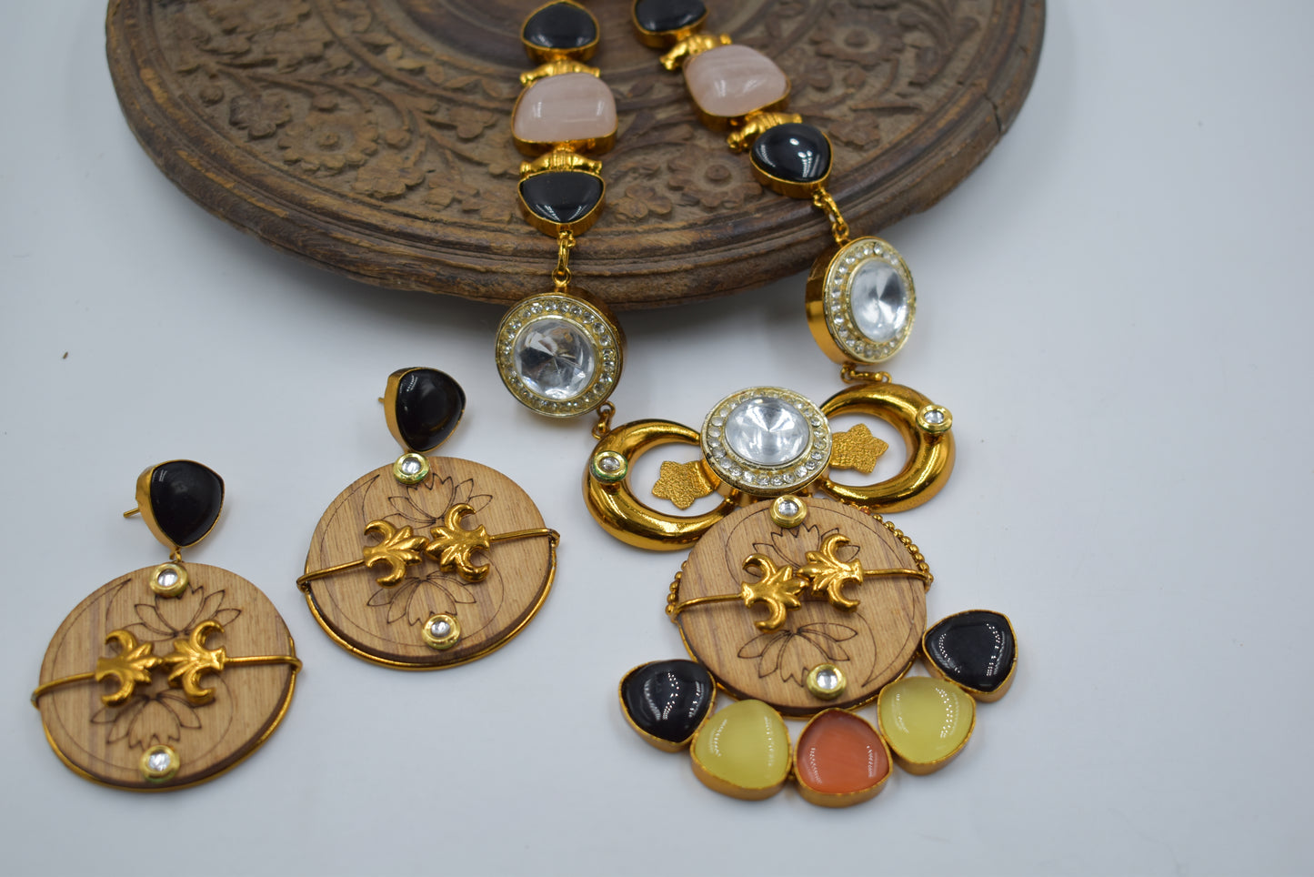 A set of goldplated brass wooden stone necklace
