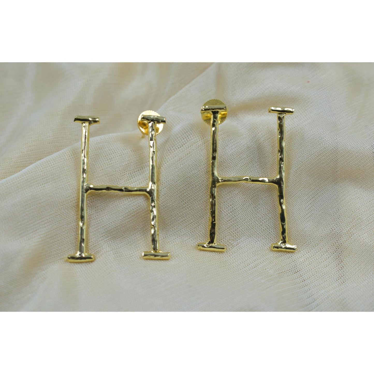 Goldplated brass alphabet stud earing