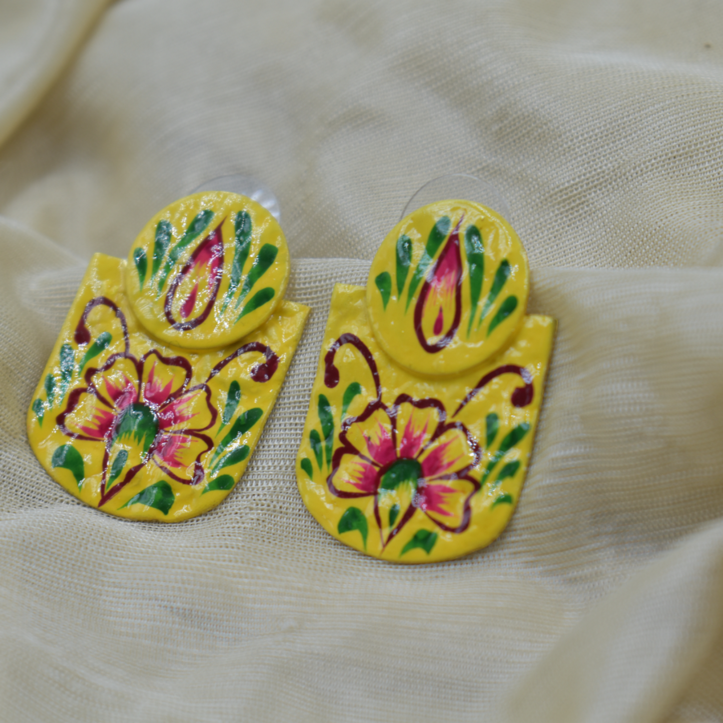 A pair of elegant handpainting goldpated earing