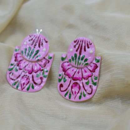 A pair of handpainting goldplated brass earing