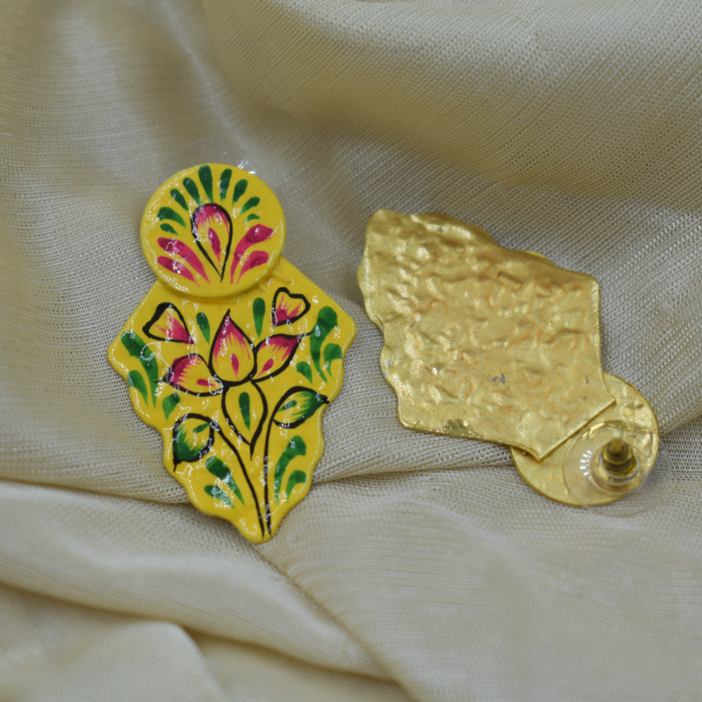 A pair of elegent handpainting brass golden matte stud earing