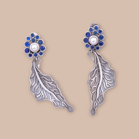 A pair of leaf stone stud earing