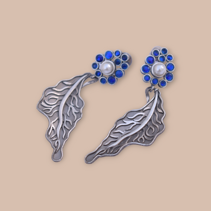 A pair of leaf stone stud earing